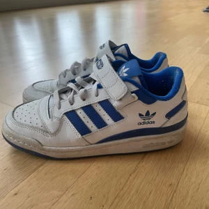Addidas forum low - Säljer mina Addidas skor som är väldigt sparsamt använda! De är i super skick och står just nu bara och tar upp plats.🩷🩷lite smutsiga men går att skrubba bort!