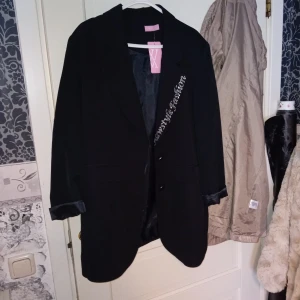 Snygg ny kavaj - Snygg helt ny kavaj med prislappen kvar. Den är jätte fin med glittrande stenar och detaljer på både framsidan och baksidan.  