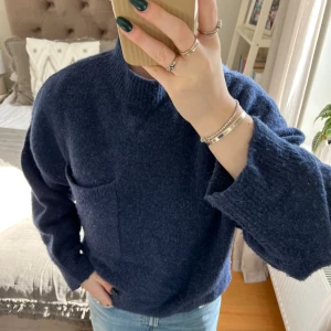 & other stories tröja  - Mörkblå tröja, använt skick. Tryck inte på köp direkt tack!