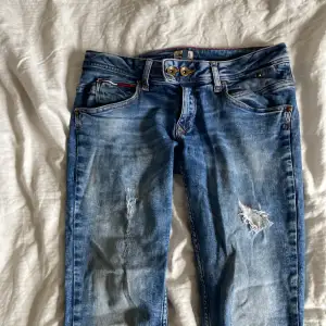 Skit snygga low waist jeans, ett av mina favo par men de är tyvärr lite för stora i midjan❤️ frakten står köparen för💗