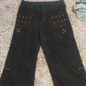 Emo byxor  - Ett par emo byxor köpta här på plick. Väldigt tunt material, men som nyskick💕Står ingen storlek, men passar mig som har XS/S, men väligt långa på mig som är 159💕