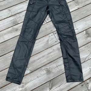 Cream byxa skinnimitation - Knappt använd  byxa från Cream. Glansigt tyg, skinnimitation. Mycket fint skick. Inköpta för 1100 sek.