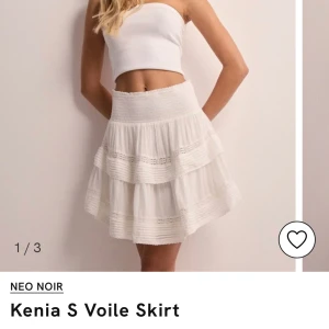 Neo noir vit kjol - Säljer denna HELT nya Neo noir kjol med lapparna kvar, superfin verkligen men får inte användning av den. Köpt för 600kr på Åhlens, säljer för 350💕 pris kan diskuteras, strl 34 men passar mig som vanligtvis bär 36