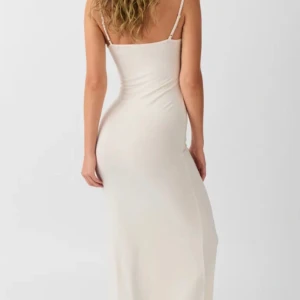 Tajt klänning - En vit tajt klänning från Gina💞 använd ca 4 gånger!! Köpt för 299, pris kan diskuteras!🥰