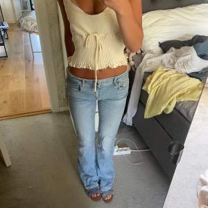 Säljer dessa jättesnygga lågmidjade bootcut jeansen från zara i ljus tvätt!! Så snygga, men säljer pga att det är lite för stora för mig i midjan tyvärr. 💕