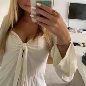 vit design by si blus - säljer den här blusen ifrån design by si för jag inte använder den längre 💗den är i jätte fint skick 💝nypris: 393kr