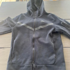 Nike Tech Fleece Dress - Nike Tech Fleece både byxor och hoodie i storlek M. 