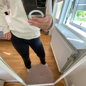 Svarta jeans  - Ett par superfina jeans men som tyvärr har blivit försmå! Men dom är jättefina och har inga anmärkningar🩷