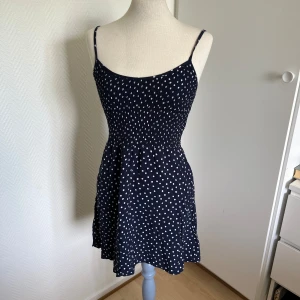 H&M prickig klänning  - Ny oanvänd inget att anmärka på.  Normal i storlek🫶🏻