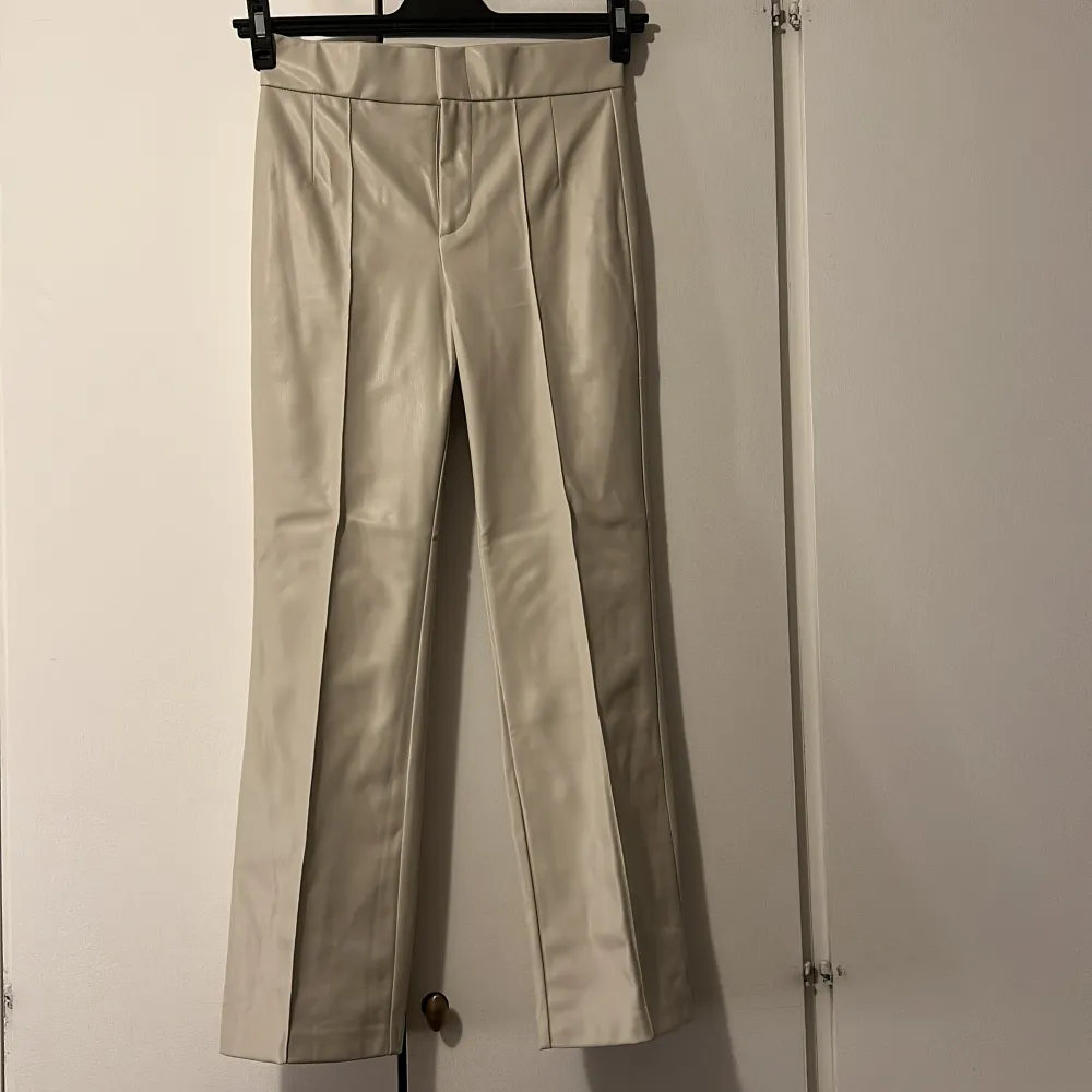 Ljusa byxor från Zara i skinnimitation. Storlek S, funkar som XS också. Aldrig använda.. Farkut & Housut.