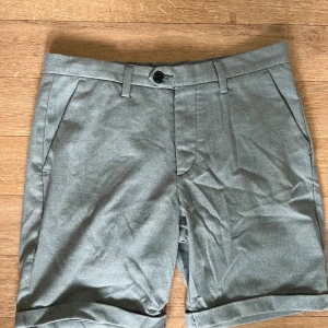 Jack and Jones shorts  - Fräscha Jack & Jones shorts i storlek M, perfekta till sommaren 