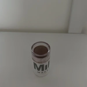 Milk - Jättefin på men dock kan man inte skriva upp hela men de finns ändå mycket produkt kvar Färgen är Baked 