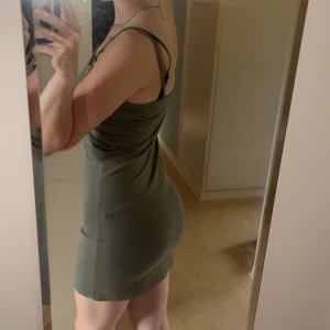 Figurnära klänning - Jättefin militärgrön klänning som inte kommer till användning längre. Hör av dig med frågor eller för att diskutera pris! 