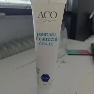 Psoriasis kräm  - Säljer en full psoriasis kräm, endast testade en gång! 60g. Köptes för 150kr! Säljer den för 80kr + frakt! 