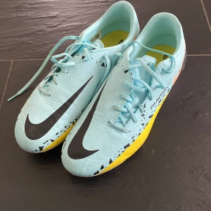 Nike phantom gt academy - Ett par nike phantom gt academy som är helt nya (testad en gång)! Dessa är det perfekta valet för dig som letar ett par fotbollskor.