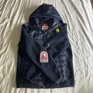 Para jumper cardigan - Riktigt fin cardigan, perfekt till våren Det enda felet är ett litet hål fram men märks inte av (nypris 4500) Är öppen för byten