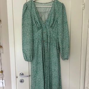 Grön blommig klänning - Använd 1 gång.  Som ny.