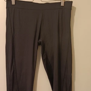 Träningstights  - Svarta träningstights som inte kommer till användning. Använda en del, dock tycker jag att de har mer att ger. Ficka på baksidan.  Märke: gina Tricot  Strl: L  Gummiband 