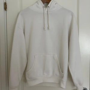 Bik Bok hoodie - Denna vita hoodie är från Bik Bok. Även fast det står att den är XS passar den såväl S som M. Den är rymlig och skön utan några defekter. Hoodien är endast använd ett fåtal gånger.
