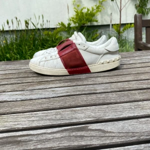 VALENTINO SKOR - Det är storlek 42 men sitter som 43. Har låda inte dustbag. Skorna är äkta. Skick 7/10.pris kan diskuteras.