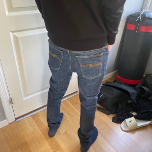 Nudie jeans - Tjenare, säljer nu dessa sjukt feta nudie jeans då dom ej kommer till användning längre, dom är i storlek W30 L32 och i bra skick, hör av dig vid frågor och funderingar! Mvh Nilas