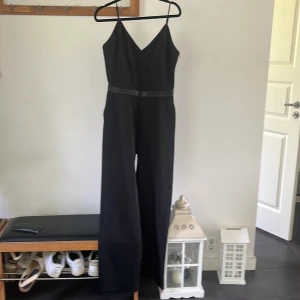 J.LINDEBERG Jumpsuit - Supersnygg svart jumpsuit från J.LINDEBERG. Den är verkligen så himla snygg och passar till lite finare tillfällen med självklart till alla tillfällen. Endast använd ett fåtal gånger så därför i superbra skick 💖