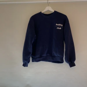 Hoodie från Gina  - Fin hoodie i marinblått med vit text🤍storlek xs