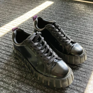 Eytys Odessa Leather Black Sneakers - Säljer mina svarta Eytys då jag inte tycker om dem. Har använt dem max 5 gånger. Dem ser iprincip oanvända ut! Storlek 40. Vita snören och lådan följer med. De kostar 2 100kr nypris. Frakt står man själv för. Skickas på posten eller hämtas i Gävle 