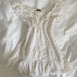 Miniklänning - Jättesöt miniklänning från Jane Norman, säljer då den var för kort för mig som lång, jättefint skick🫶🏻