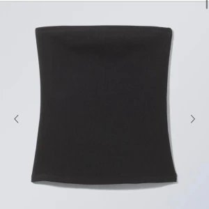 Weekday Svart Tub  - Oanvänd svart ribbad tub topp från Weekday.