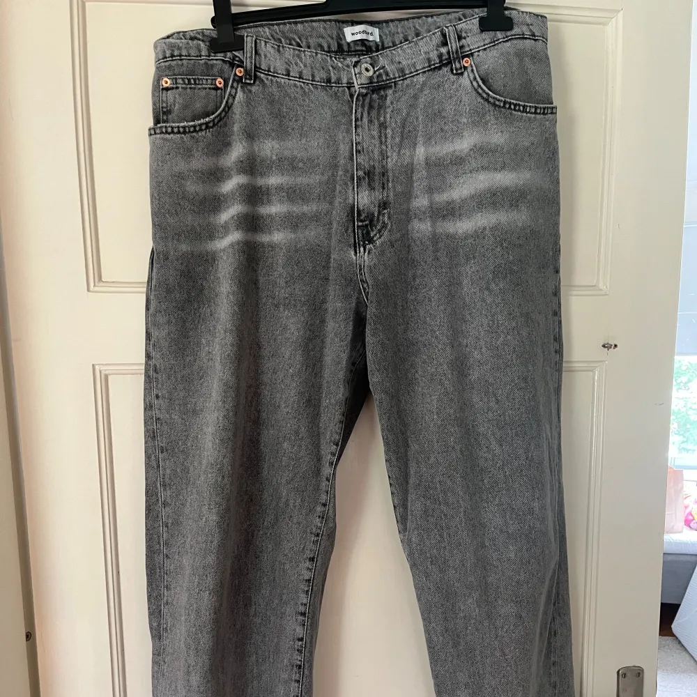 Gråa jeans med relaxed passform Inga defekter och ser ut som ett nytt par Nypris ca 1000kr. Jeans & Byxor.