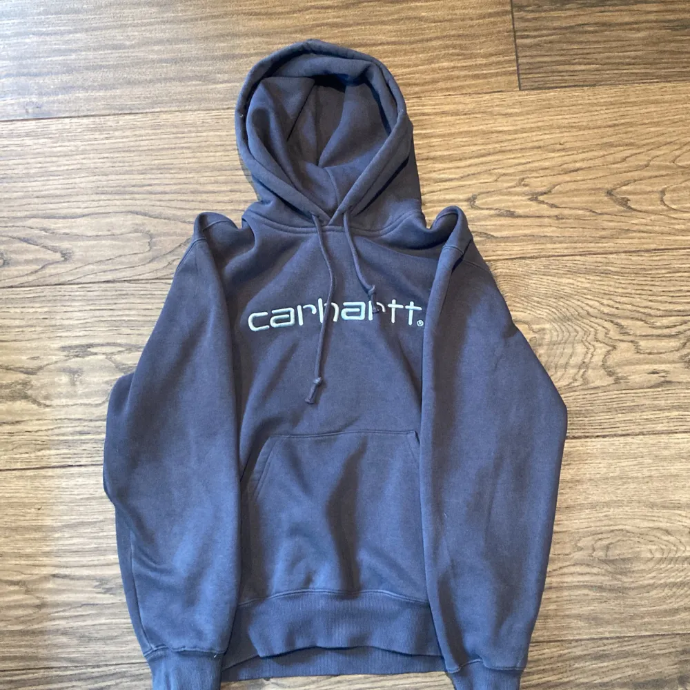 Baggy grå/lila carhart hoodie med skön luva . Hoodies.