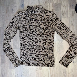 Leopard mönstrad långärmad tröja  - Leopard mönstrad långärmad tröja från Gina Tricot i storlek S. Väldigt stretchigt och luftigt material. Använd någon enstaka gång men inga tecken