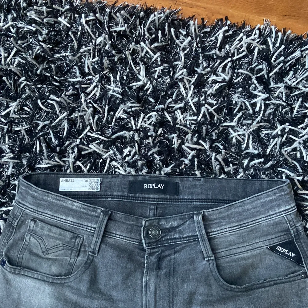 Ett par feta replay anbass jeans som är ett par feta replay anbass jeans som är skräddarsydda  Dem är size 30 men tyckte de var långa för sin storlek sitter nästan perfekt i längden och jag är 180 tveka inte om du funderar något . Jeans & Byxor.