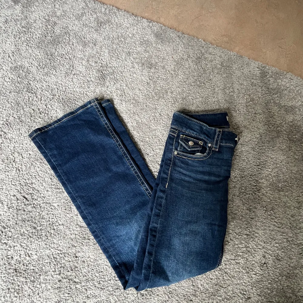 Säljer nu mina Gina Young jeans i modellen ”Chunky Low Flare Jeans” eftersom att dem har blivit förkorta på mig. Fint skick och nästan oanvända. Skriv gärna om ni har fler frågor ❤️. Jeans & Byxor.