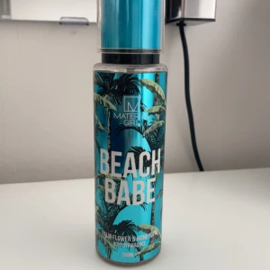Material Girl Beach Babe Body Mist - Säljer en liknande Victoria’s Secret Parfym. Lukten är en väldigt fräsch lukt, den är feminin och flörtig. Perfekt till en strand dag där man vill lukta gott men inte för mycket🩷