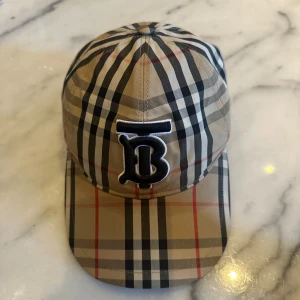 Burberry Keps - Säljer denna Burberry keps, köpt på NK i Göteborg, kvitto finns. Inga byten.