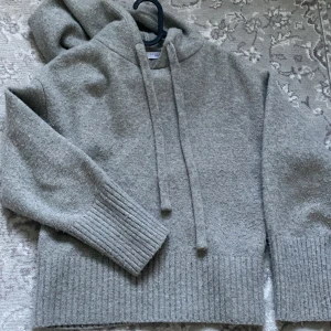 Stickad hoodie  - Säljer denna fina stickade hoodie från Zara. Jätte god kvalite och skönt stretchigt material. Inga defekter💞