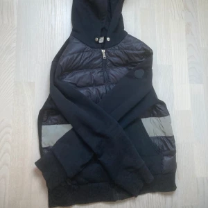 Moncler cardigan| 14y 164  - Hej, säljer denna fina moncler cardigan/hoodie andvänd noggrant finns mycket liv kvar i den storlek 14 år/164cm| frågor om den tar jag i chatten! | äktihetsbevis osv kan skickas i chatten!