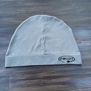 Starlight og hat - Säljer min mössa för att den aldrig kommer till användning. Den är som ny, knappt använd. Skick 10/10. 