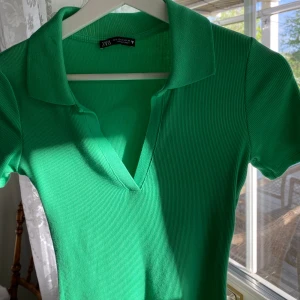 Zara klänning - Grön pikeklänning från Zara. Storlek S. Aldrig Andvänd 