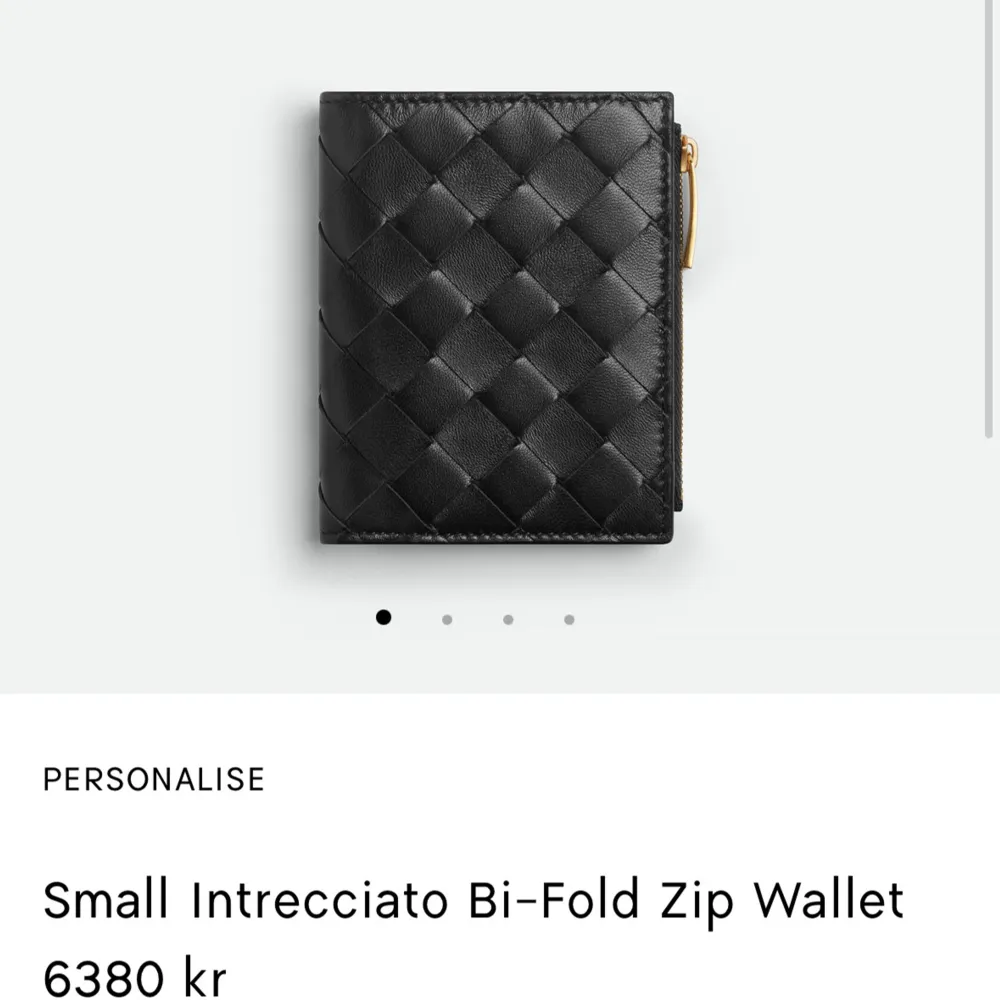 Helt ny. Säljes pga felköp. Box och dustbag medföljer. Ligger även ute på Vestiaire.   Nypris just nu i butik 6380kr.  Passa på!. Övrigt.