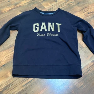 Sweatshirt från Gant  - En sweatshirt från Gang i fint skick, använd endast några få gånger. Tröjan är mörkblå med gullig text och i storleken 158/164 vilket ungefär motsvarar xxs eller xs. 