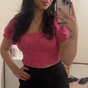 Söt rosa Virkad topp - 🌟Ginatricot  🌟Storlek XS  🌟Inte stickigt i materialet, bekvämt 🌟Kort i modellen  🌟 Använd 1 gång  🌟Nypris 299:- 