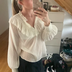 Blus - Söt vit blus från zara, bra skick! 