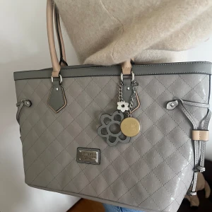 Guess handväska - En snygg och rymlig större handväska från guess