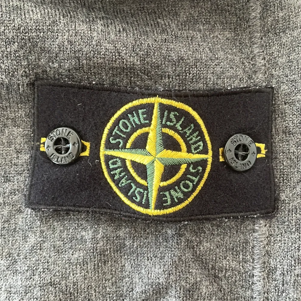 Stickad Stone island tröja i 100% ull. Storlek S men är liten i storleken, skulle säga att den är en XS. Mycket bra skick.. Tröjor & Koftor.