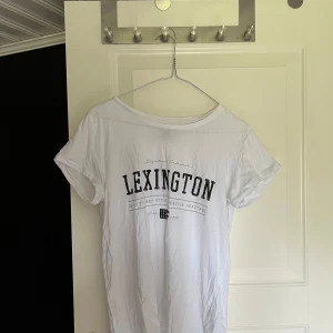 T-shirt vit - Vit t-shirt från lexington🤍
