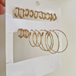 Fina örhängen  - Jätte fina helt oanvända örhängen från H&M i färgen guld.  Nypris 149kr. Skriv vid frågor och intresse🫶🏻😊