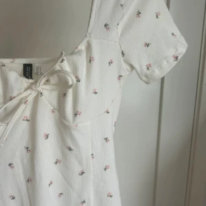 Klänning - Jättefin klänning med blommor